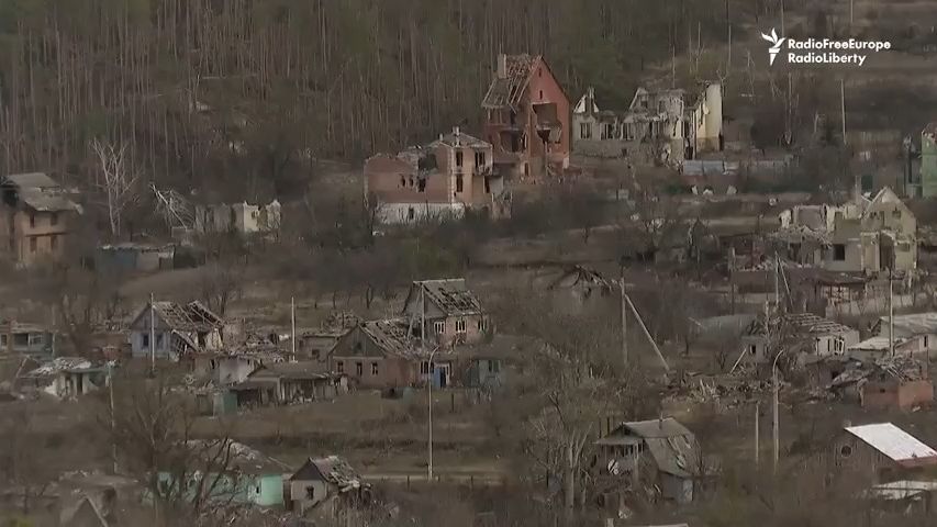 Video z vesnice, kde se během války už 14krát vystřídali Rusové a Ukrajinci